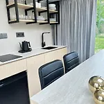 Palac Wieniawskich - Luksusowe, Caloroczne Glampingowe Nad Jeziorem, Prywatna Balia, Park 10ha Grodzisk Mazowiecki