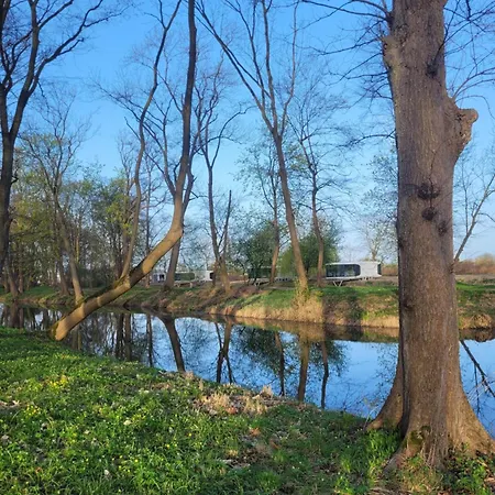 بيت خشبي Palac Wieniawskich - Luksusowe, Caloroczne Glampingowe Nad Jeziorem, Prywatna Balia, Park 10ha