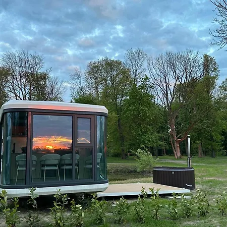 بيت خشبي Palac Wieniawskich - Luksusowe, Caloroczne Glampingowe Nad Jeziorem, Prywatna Balia, Park 10ha *