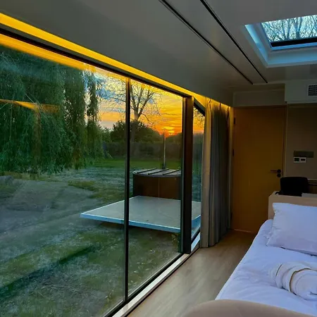 Palac Wieniawskich - Luksusowe, Caloroczne Glampingowe Nad Jeziorem, Prywatna Balia, Park 10ha بيت خشبي غرودزيسك مازوفيتسكي