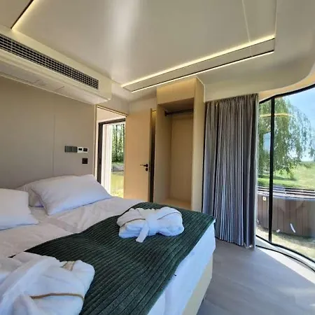 Palac Wieniawskich - Luksusowe, Caloroczne Glampingowe Nad Jeziorem, Prywatna Balia, Park 10ha بيت خشبي