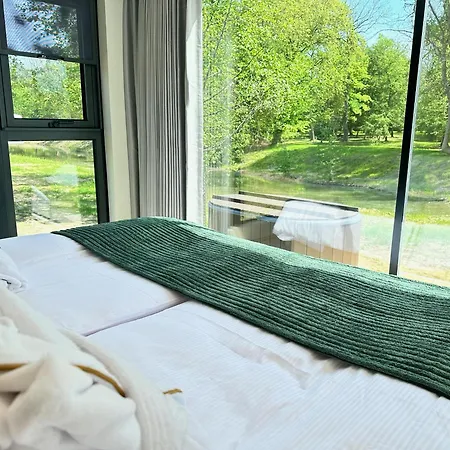 Palac Wieniawskich - Luksusowe, Caloroczne Glampingowe, Prywatna Balia, Park 10ha