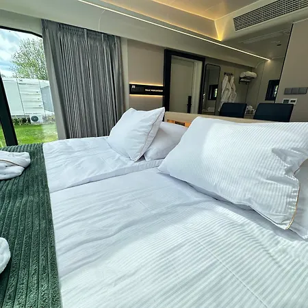Palac Wieniawskich - Luksusowe, Caloroczne Glampingowe, Prywatna Balia, Park 10ha Lodge *