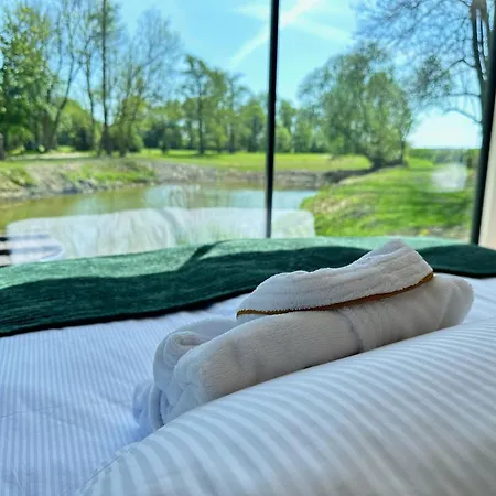 Lodge Palac Wieniawskich - Luksusowe, Caloroczne Glampingowe, Prywatna Balia, Park 10ha