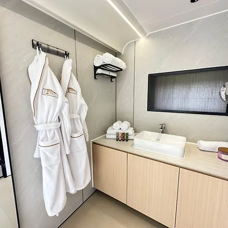 بيت خشبي Palac Wieniawskich - Luksusowe, Caloroczne Glampingowe Nad Jeziorem, Prywatna Balia, Park 10ha *