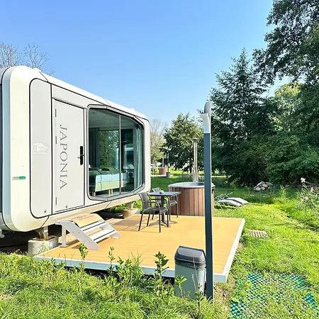 بيت خشبي Palac Wieniawskich - Luksusowe, Caloroczne Glampingowe Nad Jeziorem, Prywatna Balia, Park 10ha